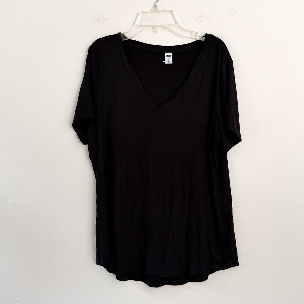 old navy / classic black v neck tee  LUXE m